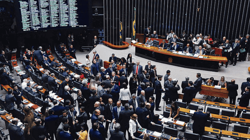 Aança PEC que amplia repasses aos municípios e cria fundos para Sul e Sudeste Câmara avança com PEC que amplia repasses aos municípios e cria fundos para Sul e Sudeste